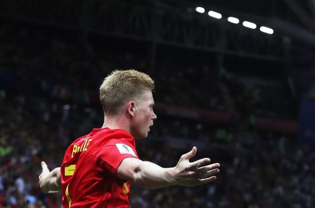 詹姆斯第15次中国行人气依旧爆棚，为上海交大球赛开球并与同学互动